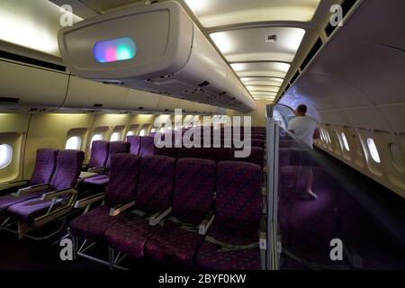 Die Passagierkabine des Airbus A300B-Passagierflugzeugs. Museum Aeroscopia. Blagnac.Toulouse.Haute-Garonne.Occitanie.Frankreich Stockfoto