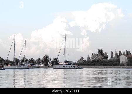 Weiße Yachten auf einen Anker im Hafen (Kroatien - Vis) Stockfoto