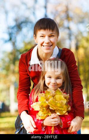 Mutter mit Tochter im Herbst park Stockfoto