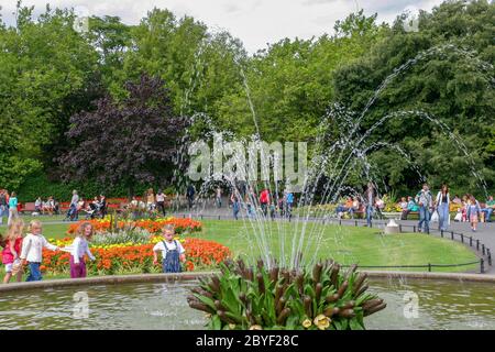 Dublin, Irland - 27. AUGUST 2005: Menschen genießen einen schönen Sommertag im St. Stephen's Green Park Stockfoto