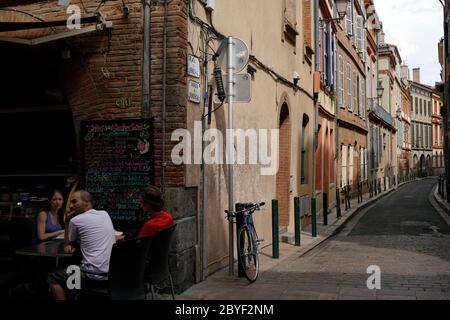 Kunden in einem Café auf der Straße des historischen Zentrums von Toulouse.Haute-Garonne.Occitanie.Frankreich Stockfoto