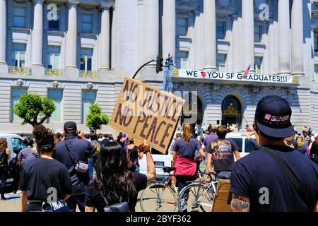 „Kniening 4 Justice“ in der San Francisco City Hall (Kalifornien); friedlicher Protest, Gedenkfeier und Feier des Lebens von George Floyd 9. Juni 2020. Stockfoto