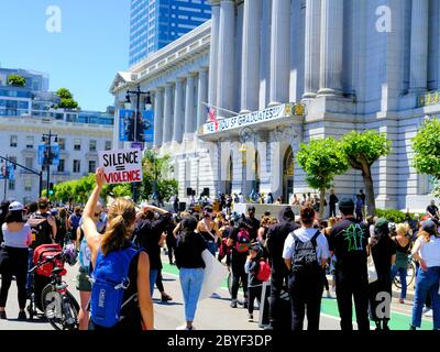 „Kniening 4 Justice“ in der San Francisco City Hall (Kalifornien); Protest und Feier des Lebens von George Floyd 9. Juni 2020: Schweigen ist Gewalt. Stockfoto