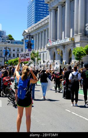 „Kniening 4 Justice“ in der San Francisco City Hall (Kalifornien); Protest und Feier des Lebens von George Floyd 9. Juni 2020: Schweigen ist Gewalt. Stockfoto