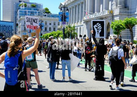 „Kniening 4 Justice“ in der San Francisco City Hall (Kalifornien); Protest und Feier des Lebens von George Floyd 9. Juni 2020: Schweigen ist Gewalt. Stockfoto