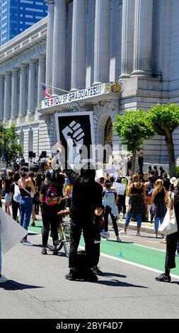 „Kniening 4 Justice“ in der San Francisco City Hall (Kalifornien); friedlicher Protest, Gedenkfeier und Feier des Lebens von George Floyd 9. Juni 2020. Stockfoto