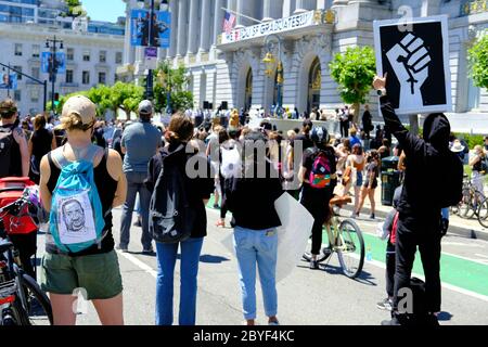 „Kniening 4 Justice“ in der San Francisco City Hall (Kalifornien); friedlicher Protest, Gedenkfeier und Feier des Lebens von George Floyd 9. Juni 2020. Stockfoto