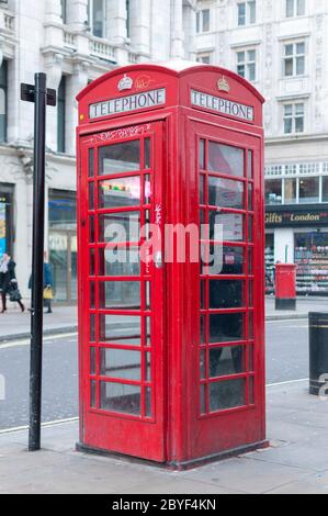 London, Großbritannien - 26. Januar 2011 - eine berühmte rote Telefonzelle in der Oxford Street im Zentrum von London Stockfoto