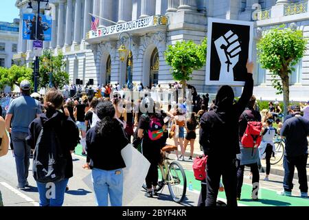 „Kniening 4 Justice“ in der San Francisco City Hall (Kalifornien); friedlicher Protest, Gedenkfeier und Feier des Lebens von George Floyd 9. Juni 2020. Stockfoto