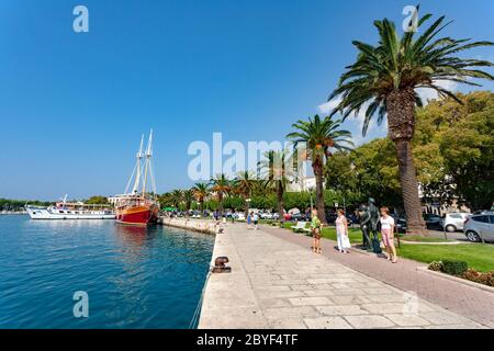 Makarska, Kroatien - September 24 2011: Schöner Tag im Hafen von Makarska Stockfoto