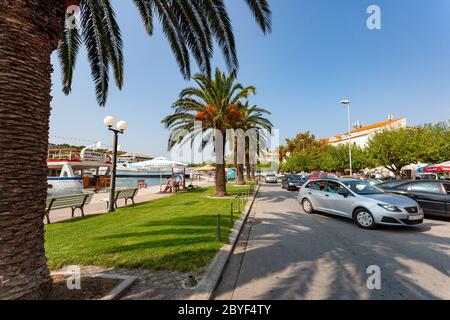 Makarska, Kroatien - September 24 2011: Schöner Tag im Hafen von Makarska Stockfoto