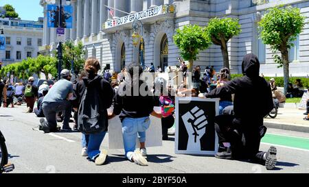 „Kniening 4 Justice“ in der San Francisco City Hall (Kalifornien); friedlicher Protest, Gedenkfeier und Feier des Lebens von George Floyd 9. Juni 2020. Stockfoto