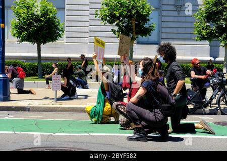 „Kniening 4 Justice“ in der San Francisco City Hall (Kalifornien); friedlicher Protest, Gedenkfeier und Feier des Lebens von George Floyd 9. Juni 2020. Stockfoto