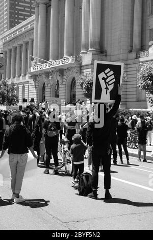 „Kniening 4 Justice“ in der San Francisco City Hall (Kalifornien); friedlicher Protest, Gedenkfeier und Feier des Lebens von George Floyd 9. Juni 2020. Stockfoto