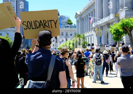 „Kniening 4 Justice“ in der San Francisco City Hall (Kalifornien); friedlicher Protest, Gedenkfeier und Feier des Lebens von George Floyd 9. Juni 2020. Stockfoto