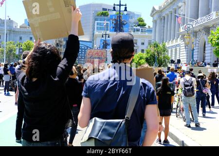 „Kniening 4 Justice“ in der San Francisco City Hall (Kalifornien); friedlicher Protest, Gedenkfeier und Feier des Lebens von George Floyd 9. Juni 2020. Stockfoto