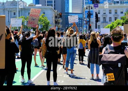 „Kniening 4 Justice“ in der San Francisco City Hall (Kalifornien); friedlicher Protest, Gedenkfeier und Feier des Lebens von George Floyd 9. Juni 2020. Stockfoto