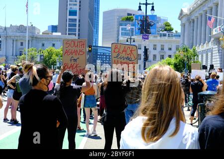 „Kniening 4 Justice“ in der San Francisco City Hall (Kalifornien); friedlicher Protest, Gedenkfeier und Feier des Lebens von George Floyd 9. Juni 2020. Stockfoto