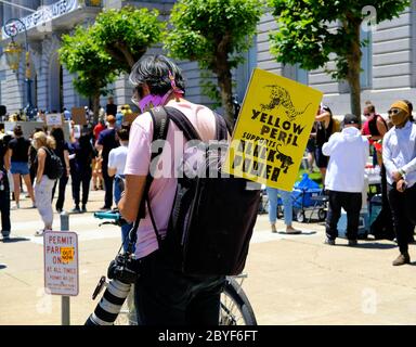 „Kniening 4 Justice“ in der San Francisco City Hall (Kalifornien); friedlicher Protest, Gedenkfeier und Feier des Lebens von George Floyd 9. Juni 2020. Stockfoto