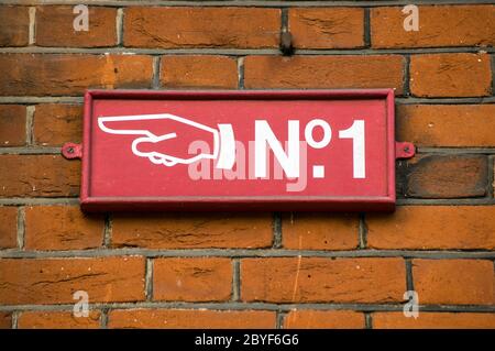 Historisches handgemaltes Schild an einer Ziegelwand, das auf Haus Nummer eins zeigt. Chelsea, London. Stockfoto