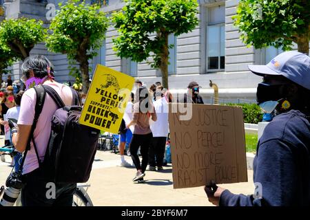 „Kniening 4 Justice“ in der San Francisco City Hall (Kalifornien); friedlicher Protest, Gedenkfeier und Feier des Lebens von George Floyd 9. Juni 2020. Stockfoto