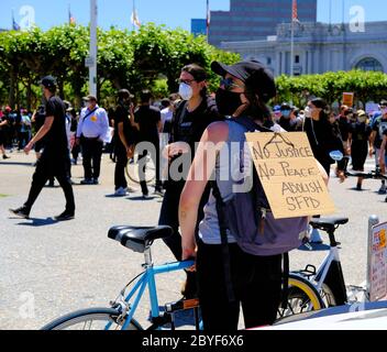 „Kniening 4 Justice“ in der San Francisco City Hall (Kalifornien); friedlicher Protest, Gedenkfeier und Feier des Lebens von George Floyd 9. Juni 2020. Stockfoto