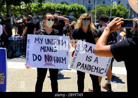 „Kniening 4 Justice“ in der San Francisco City Hall (Kalifornien); friedlicher Protest, Gedenkfeier und Feier des Lebens von George Floyd 9. Juni 2020. Stockfoto