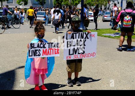 „Kniening 4 Justice“ in der San Francisco City Hall (Kalifornien); friedlicher Protest, Gedenkfeier und Feier des Lebens von George Floyd 9. Juni 2020. Stockfoto