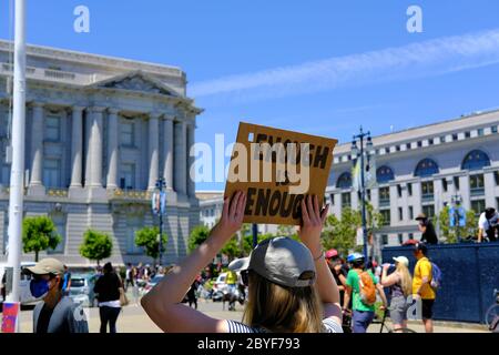 „Kniening 4 Justice“ in der San Francisco City Hall (Kalifornien); friedlicher Protest, Gedenkfeier und Feier des Lebens von George Floyd 9. Juni 2020. Stockfoto