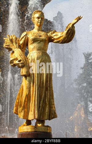 Mädchen mit einem russischen Volkes Freundschaft Brunnen Stockfoto