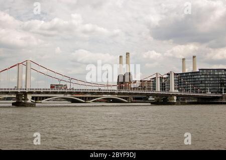 Chelsea Bridge über die Themse zwischen Chelsea und Battersea. Das ehemalige Battersea Power Station befindet sich nach hinten. Stockfoto