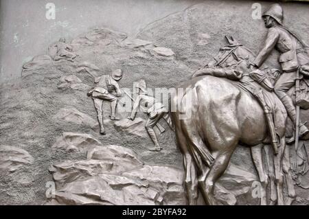 Denkmal für die Dragoon Garde, bekannt als Carabiniers, die im Burenkrieg 1899 - 1902 starb. Chelsea Embankment, Bildhauer Adrian Jones, errichtet 1905 Stockfoto