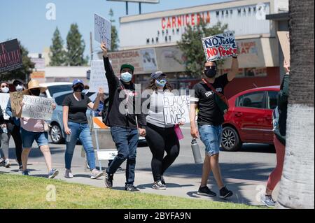 06/09/2020 Norwalk, Kalifornien. Große Menschenmengen versammelten sich im Rathaus von Norwalk, um durch die Stadt zu marschieren, um die Bewegung Black Lives Matter zu unterstützen Stockfoto