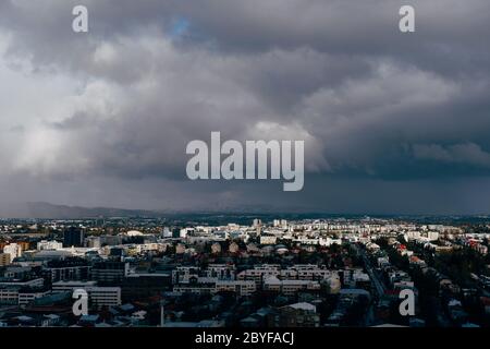 Luftbild der Stadt von Hallgrimskirkja in Reykjavik, Island. Stockfoto