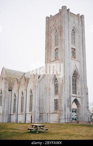 Kathedrale Landakotskirkja (die Landakot-Kirche), die offiziell Basilica Christs Konungs (die Basilika Christi des Königs) genannt wird. Wahrzeichen von Reykjavik in Stockfoto