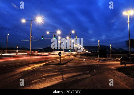 Schnell fahrende Autos bei Nacht (Ungarn) Stockfoto