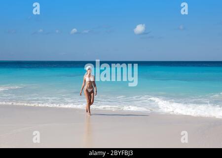 Frau in das neue Jahr Kappe Spaziergänge am Strand Stockfoto