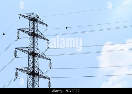 Detail des Strommastes gegen blauen Himmel Stockfoto