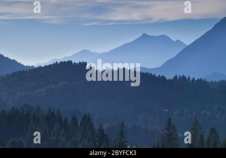 Bergschichten in der Dämmerung Stockfoto