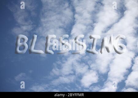 Segensschrift mit blauem Himmel und weißen Wolken Stockfoto