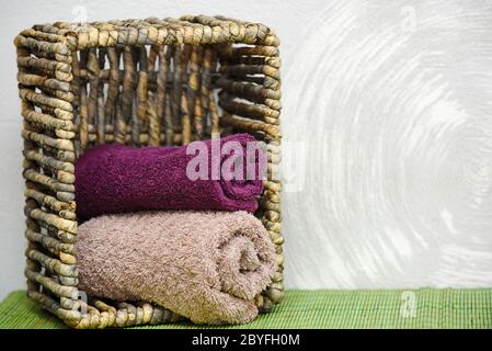 Zwei Frottee-Handtücher in einem Korbkorb Stockfoto