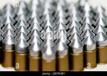 Pistole Kugeln auf weißem Hintergrund Stockfoto