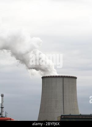 Industrielle Rauch aus Schornstein am blauen Himmel Stockfoto