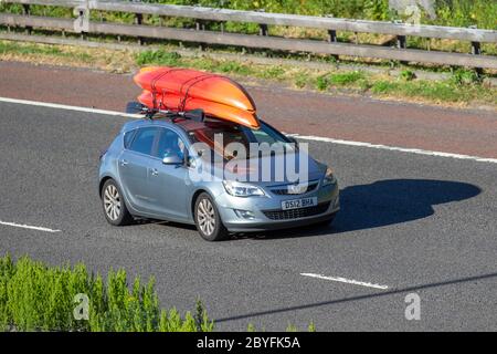 2012 Silber Vauxhall Astra Elite CDTI S/S; Fahrzeuge Verkehr bewegende Fahrzeuge, Autos fahren Fahrzeug auf britischen Straßen, Motoren, Autofahren auf der Autobahn M6 Stockfoto