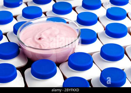 Anzahl von Joghurt Flaschen mit dunkel blauen Abdeckungen ein Stockfoto