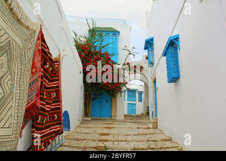 Eine Straße in der Stadt von Sidi Bou Said in Tunesien Stockfoto