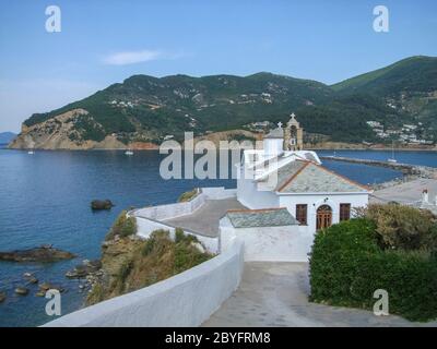 Skopelos mit Panagitsa von Pyrgos bei der Inselgruppe der Sporaden in Griechenland Stockfoto