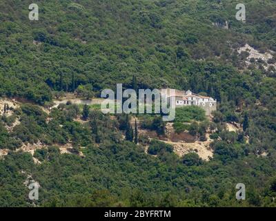 Fernsicht des Evangelistria Monastery, das bei Skiathos gelegen ist, das eine der griechischen Sporades Inseln ist Stockfoto