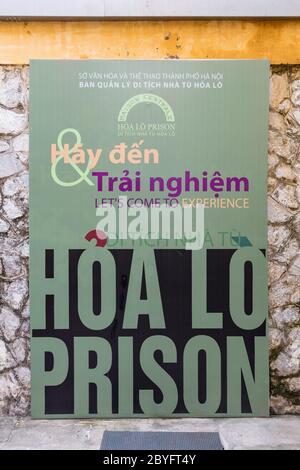 Hanoi Vietnam 20. August 2019 : Schild am Eingang des oppresiven Hoa Lo Gefängnisses in Hanoi, auch bekannt als das "Hanoi Hilton" unter amerikanischen Kriegsgefangenen Stockfoto