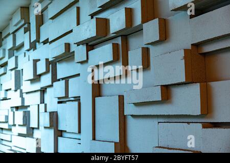 Geometrischer abstrakter Hintergrund in Hellblau. Dreidimensionaler Grunge-Hintergrund mit Parallelogramm und Würfelformen Stockfoto